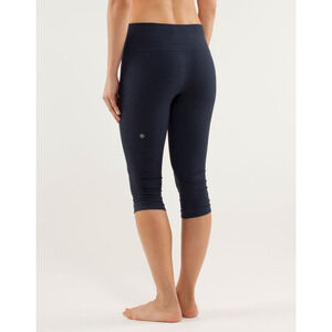 Lululemon In The Flow Capri Womens 2 Violet Moisture Wick Seamless Fitted Croppe